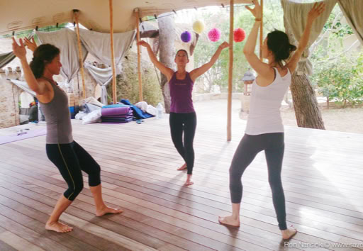 Zenmax energizing intermezzos, eagle exercise at Afkes magic parents and kids yoga retreat Ibiza